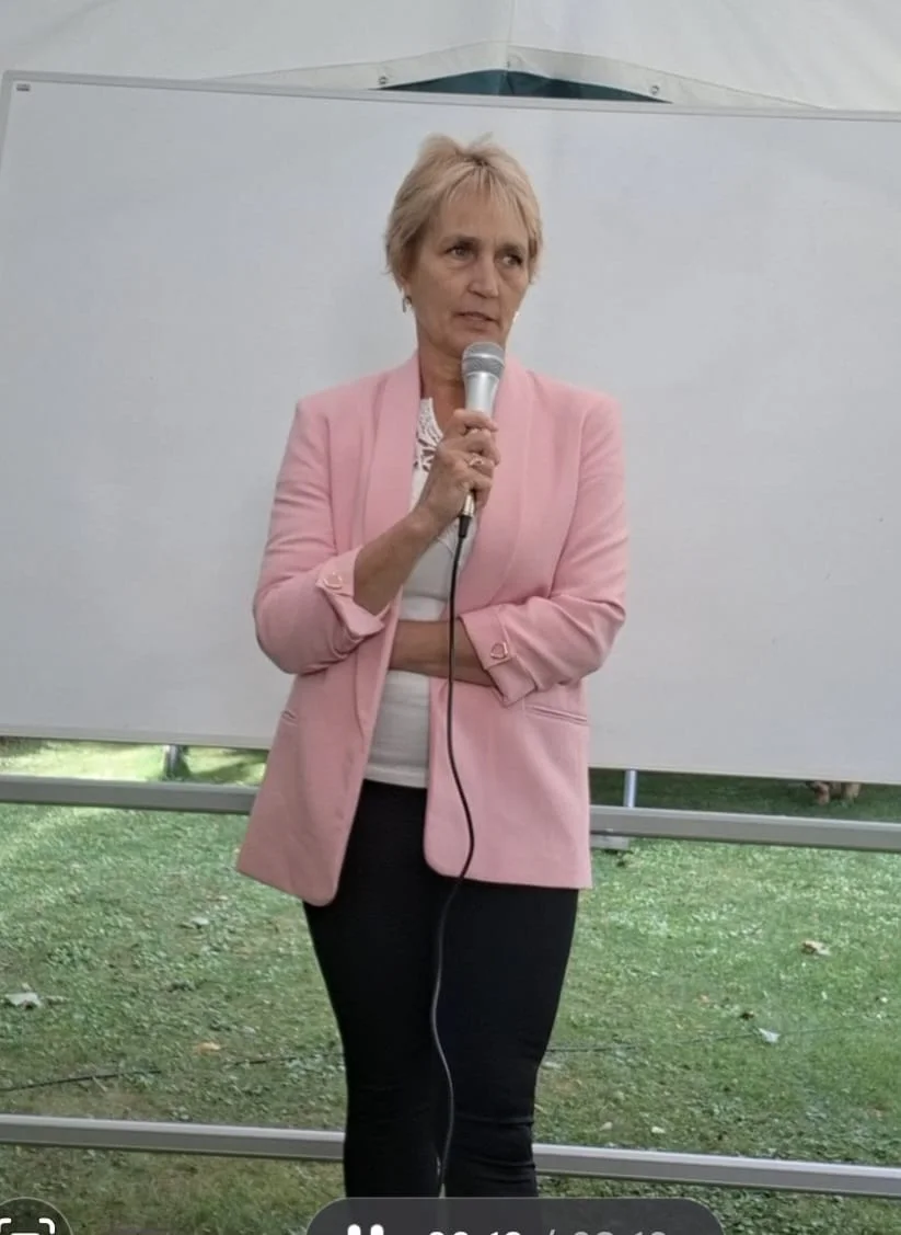 Heldi roosas pintsakus mikrofoniga esinemas